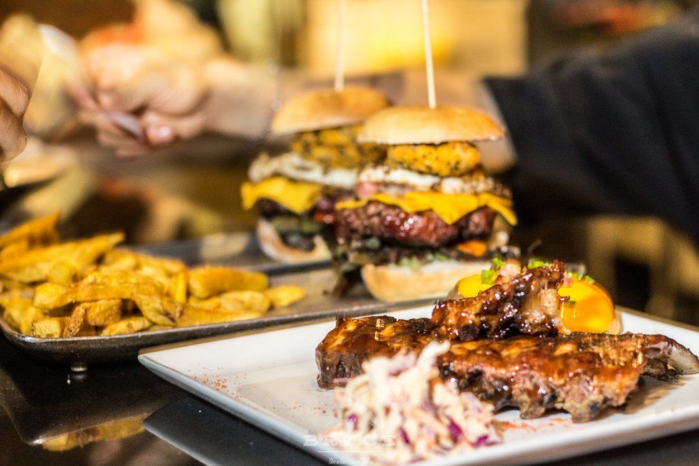 El restaurante y bar BruceBeach ofrece cómodos sectores externos con vistas al mar y vivir unaexperiencia gastronómica al estilo “americano”.&nbsp;
