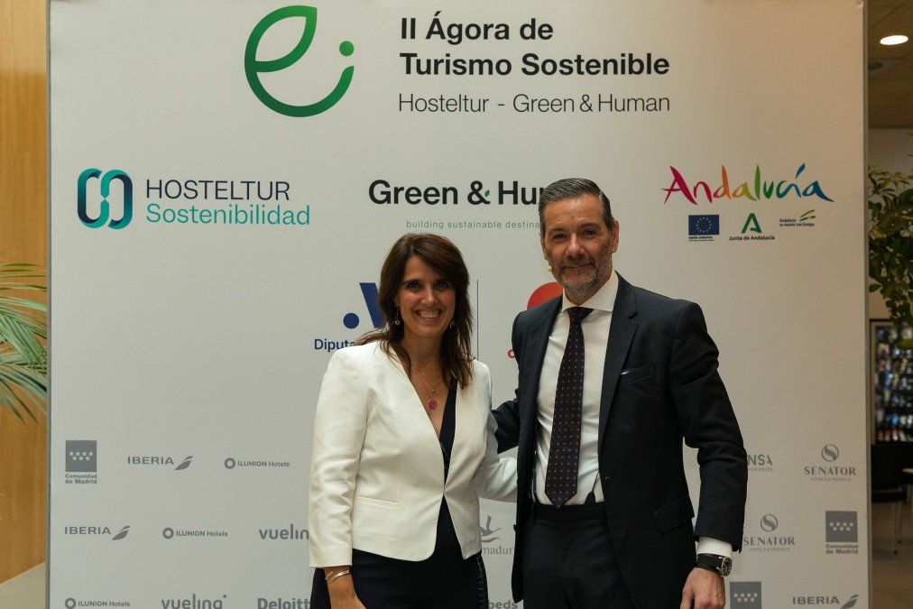 Sonia Araújo, directora general Renfe Viajeros, y Ginés Martinez presidente de Green & Human y CEO de Jumbo Tours.&nbsp;