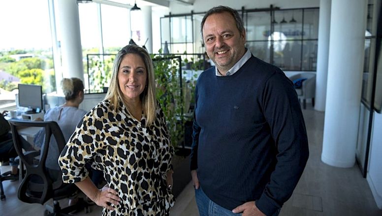 Natalia Laragione y Maximiliano Huss, co-founders de Assisto Tu Viaje.