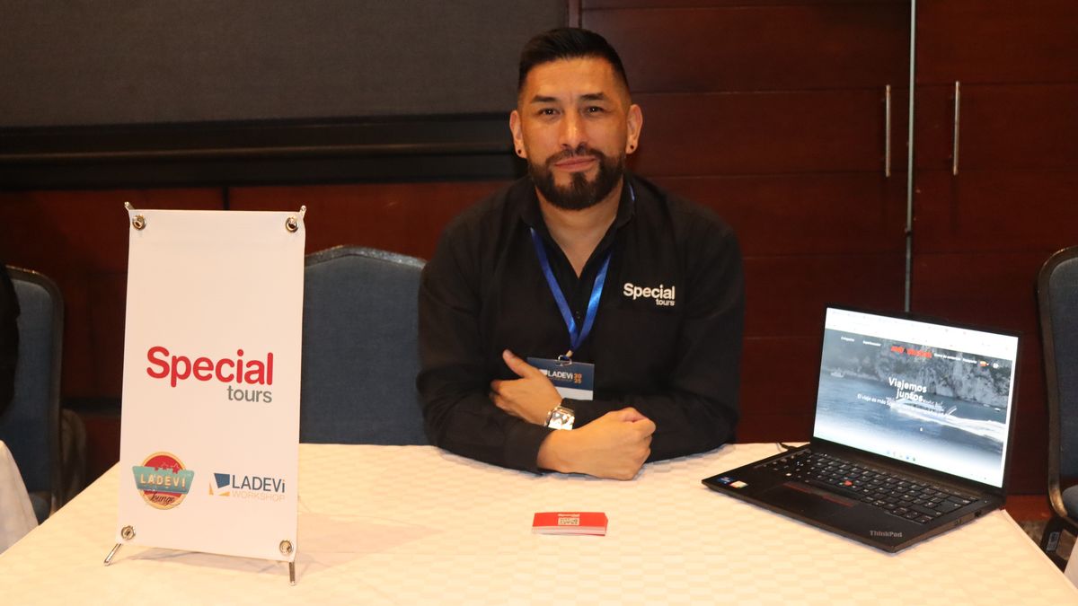 Álvaro Mora, representante comercial de Special Tours en Colombia, en el Ladevi Workshop Bogotá.