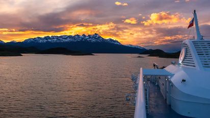 El Ventus Australis navega entre glaciares, fiordos y canales del extremo sur de Sudamérica.