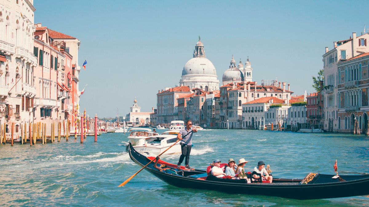 Entre puentes, plazas y canales, Venecia te conquistará desde el primer momento.
