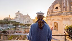 Una turista admirando la belleza de Roma.