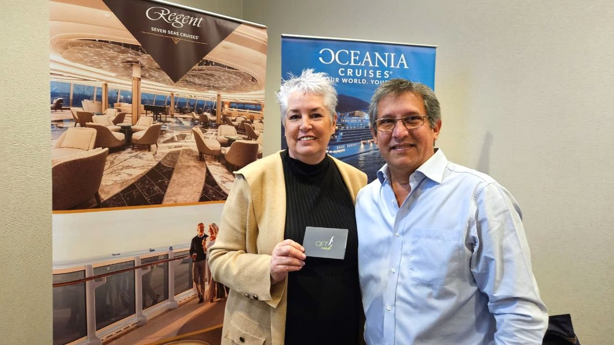 Kimberly Burns entregando un gift card al ganador Ricardo Acosta.