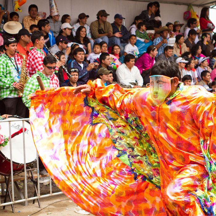 Las mujeres muestran su destreza en la confección de las prendas del carnaval de Cajamarca.
