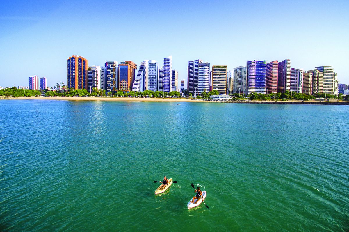 Brasil: Fortaleza es una ciudad vibrante con una animada vida nocturna, rica cultura local y gastronomía diversa.