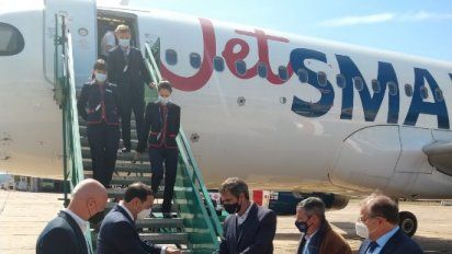 La recepción de la nave de JetSmart en el aeropuerto correntino.