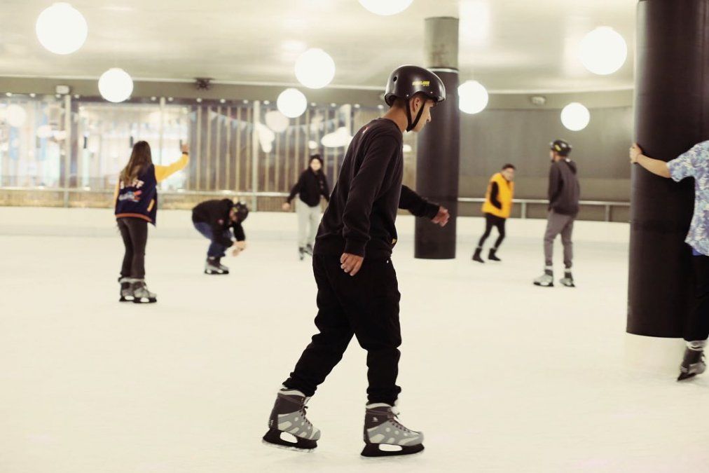 Patinar sobre hielo es una actividad que nunca falla cuando de divertirse se trata.