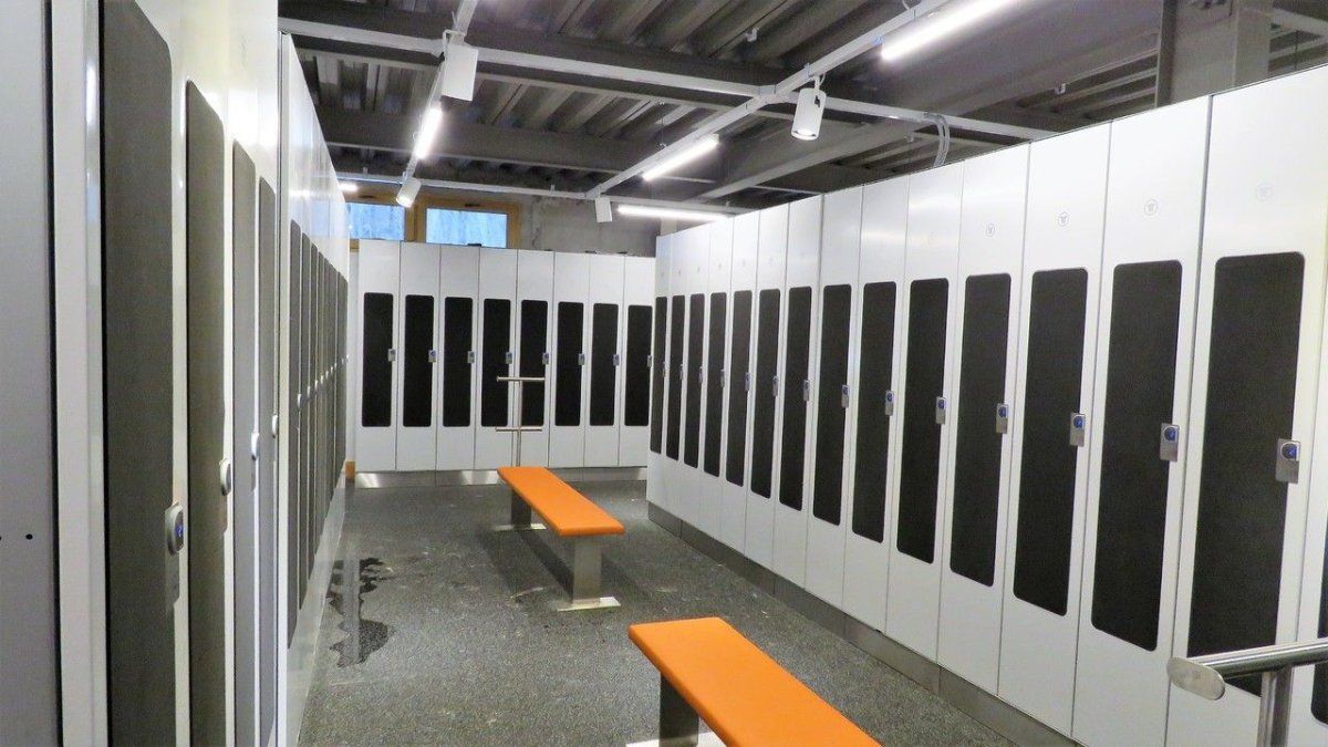 Podés guardar tus equipos en los lockers calefaccionados del Cerro Castor.