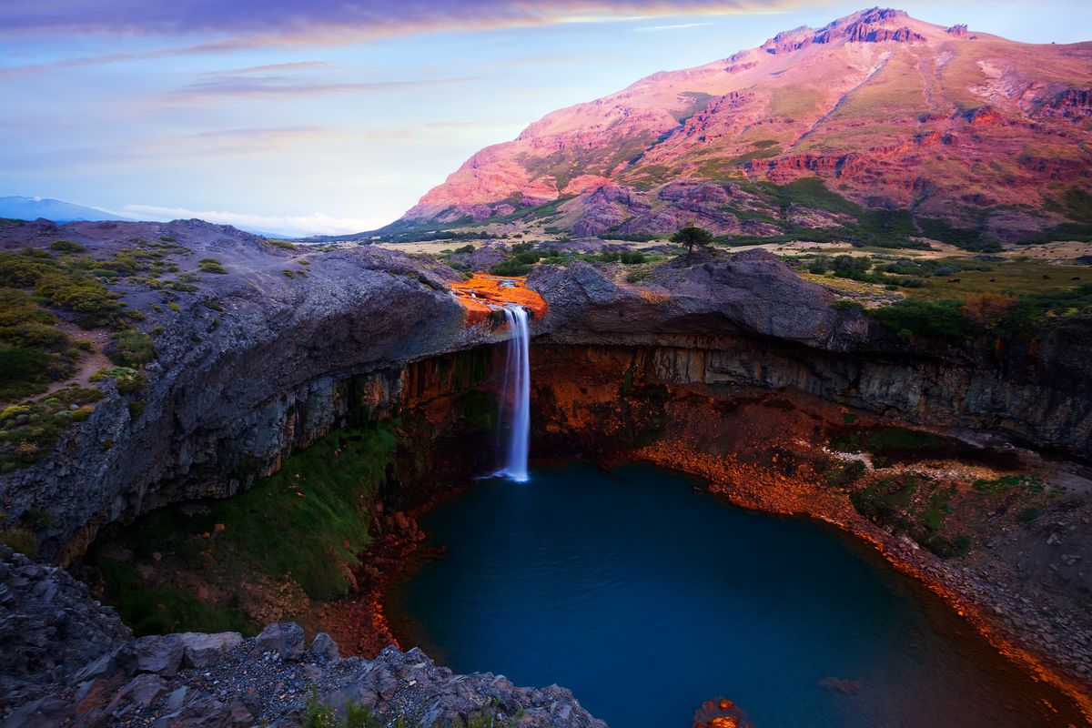 Esta espectacular cascada de colores de la Patagonia es considerada un paisaje único en Argentina.