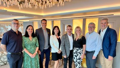 Frank Medina (vicepresidente de Ventas de NCL para América Latina), Nikki Upshaw&nbsp; (vicepresidenta senior de Ventas de Oceania Cruises) y los representantes de Oceania de Latinoamérica que participaron del evento.