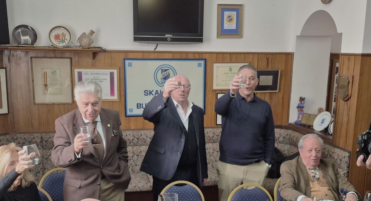 Tiempo de brindis en el Skål Club Buenos Aires: Germán Pérez (past presidente), Mario Sobol (secretario) y Martín Ortiz (presidente).