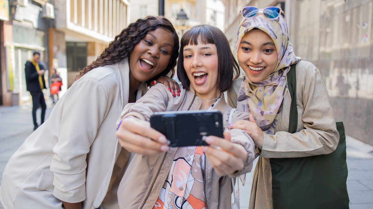 Priority Pass reveló en su informe de tendencias que casi la mitad de la Generación Z ha visitado múltiples países en un solo viaje, una proporción mayor que la de cualquier otro grupo.&nbsp;