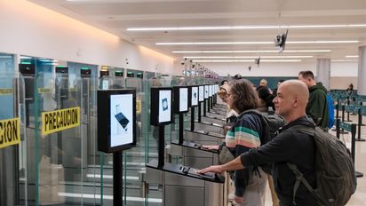 En el Aeropuerto Internacional de Cancún se implementaron 40 e-gates con tecnología biométrica.