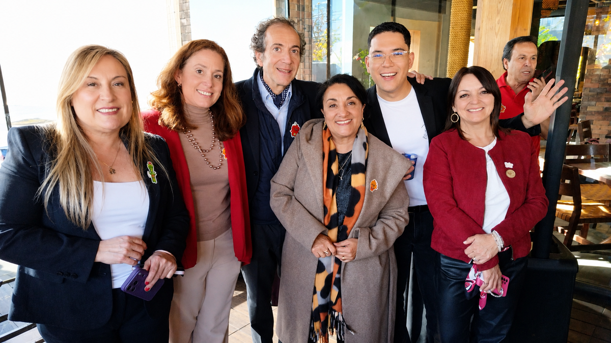Liliana Cares (El Mundo a Tus Pies), Yalili Rosales e Ivan Fica (Unicotour), Marcela Olate (Vajes Mr. Trip), Matías Godoy (Radio Metro) y Andrea Muñoz (PromPerú).