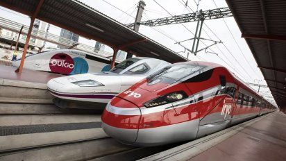 Trenes de Ouigo, Renfe (AVE) e Iryo en la estación de Chamartín (Madrid)