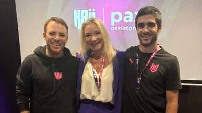 Alexia Keglevich, CEO de Pax Assistance, junto a los representantes de KRÜ.