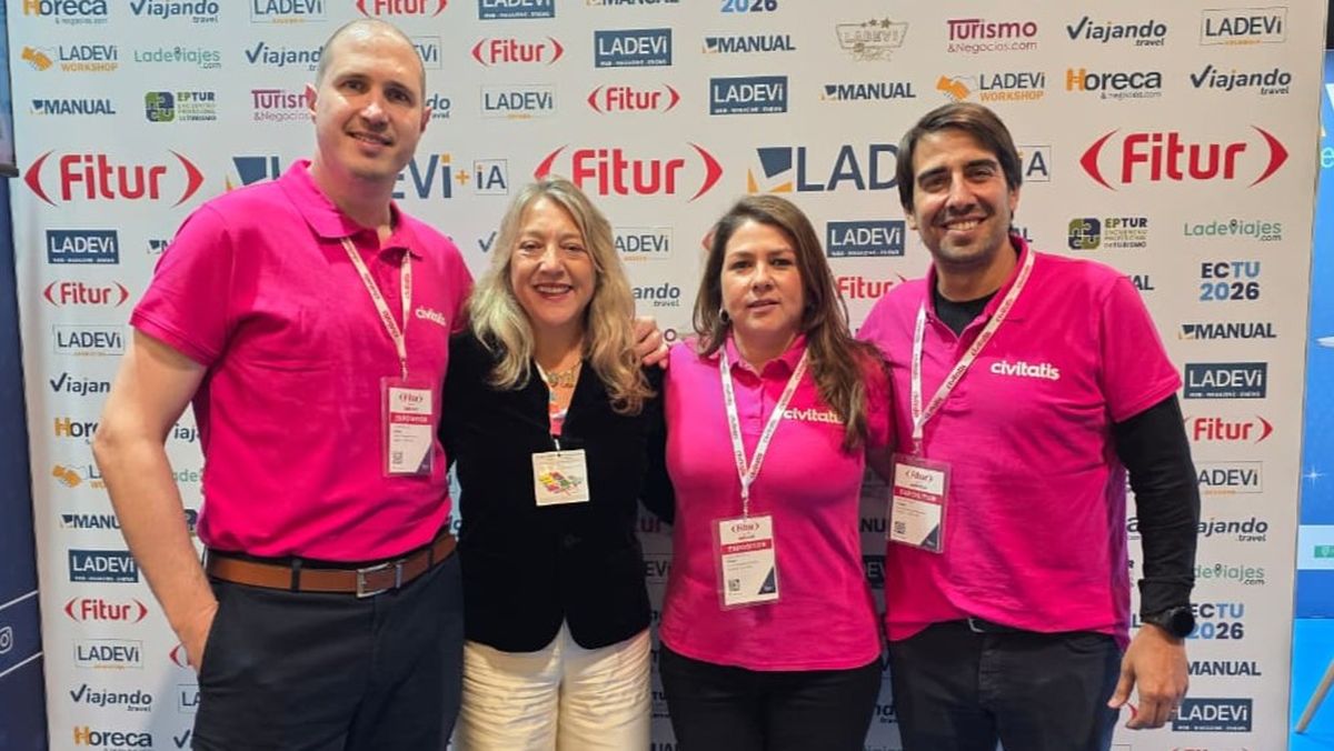 Juan Roselló, country manager Civitatis México, Carolina Padilla, Country Manager Colombia y Business Development Perú y Ecuador; y Nicolás Posse, country manager Civitatis Argentina; junto a Claudia González, directora comercial de Ladevi. Fitur 2026.