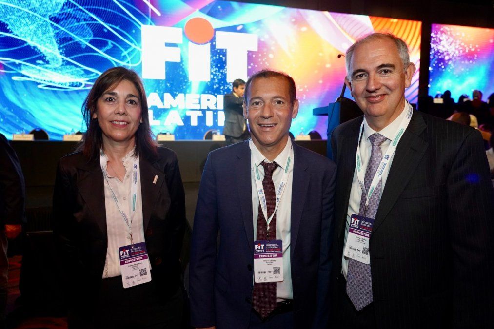 Neuquén en FIT: Marisa Focarazzo (presidente de NeuquénTur), Omar Gutiérrez (gobernador de Neuquén) y Germán Bakker (subsecretario de Turismo).