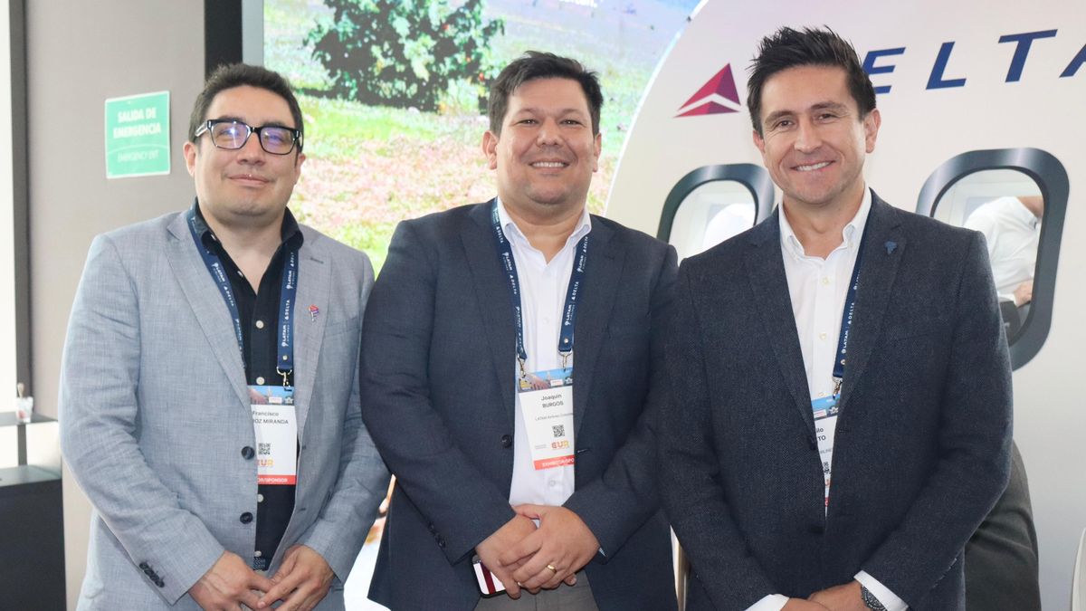 Francisco Muñoz, gerente senior de Aeropuertos Internacionales y Americas Latam Airlines Colombia; Joaquín Burgos Duncan, gerente de Aeropuertos y Camilo Prieto, gerente de Ventas de Latam Airlines Colombia.