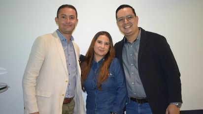 Omar Colmenerares y Sebastián Góngora, gerente comercial de Akira Travel con su equipo.