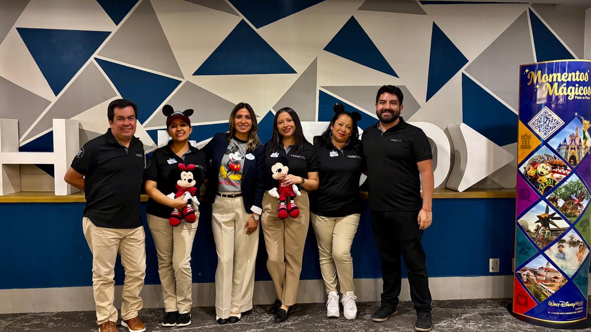 El equipo de HotelDO y Myriam Guzmán durante el primer Disney Day en México de la compañía.