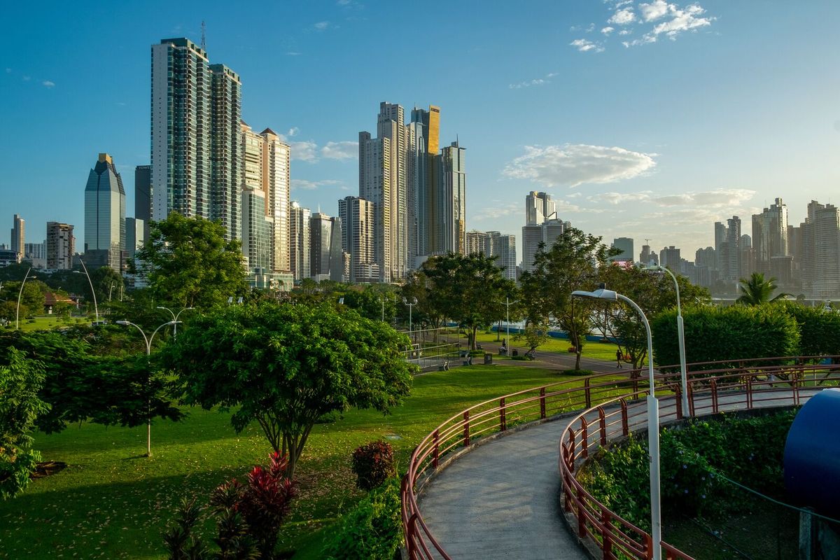 La Cinta Costera de Ciudad de Panamá es un moderno corredor vial y peatonal que bordea la bahía, conectando el centro con el Casco Antiguo.