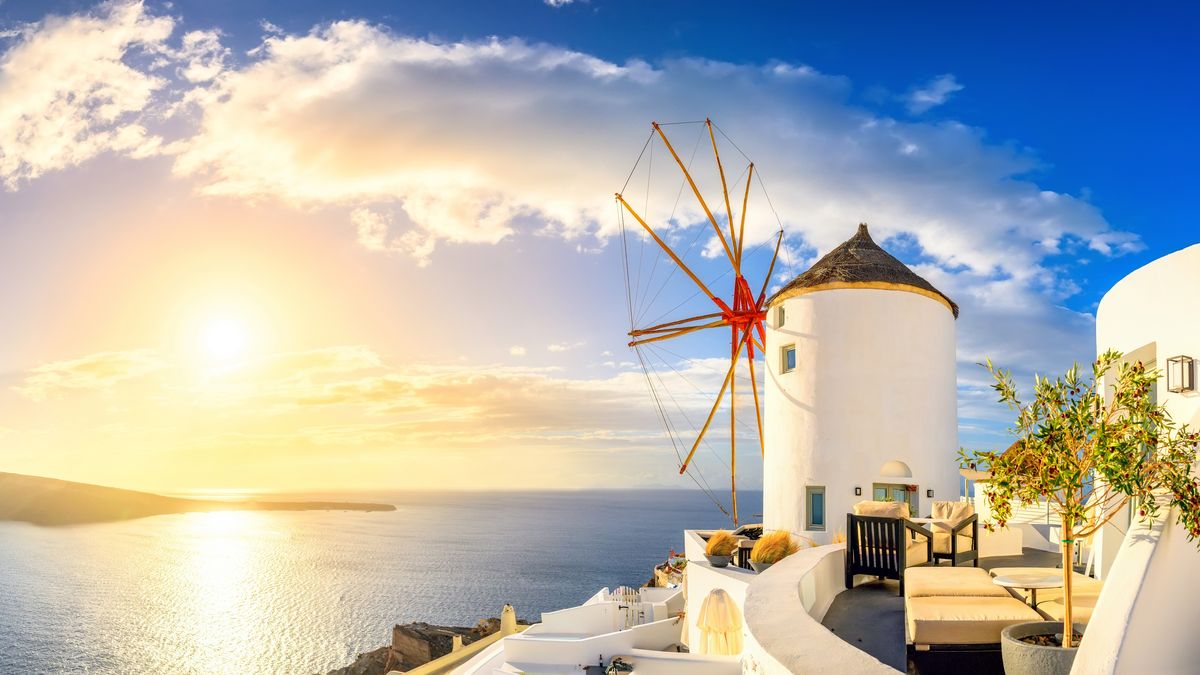 Mykonos es conocida como la isla de la fiesta en Grecia combinando glamour y playas espectaculares.