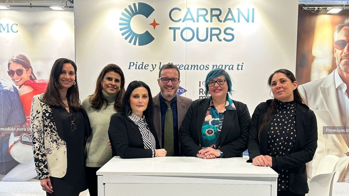 El equipo de Carrani Tours en su stand.