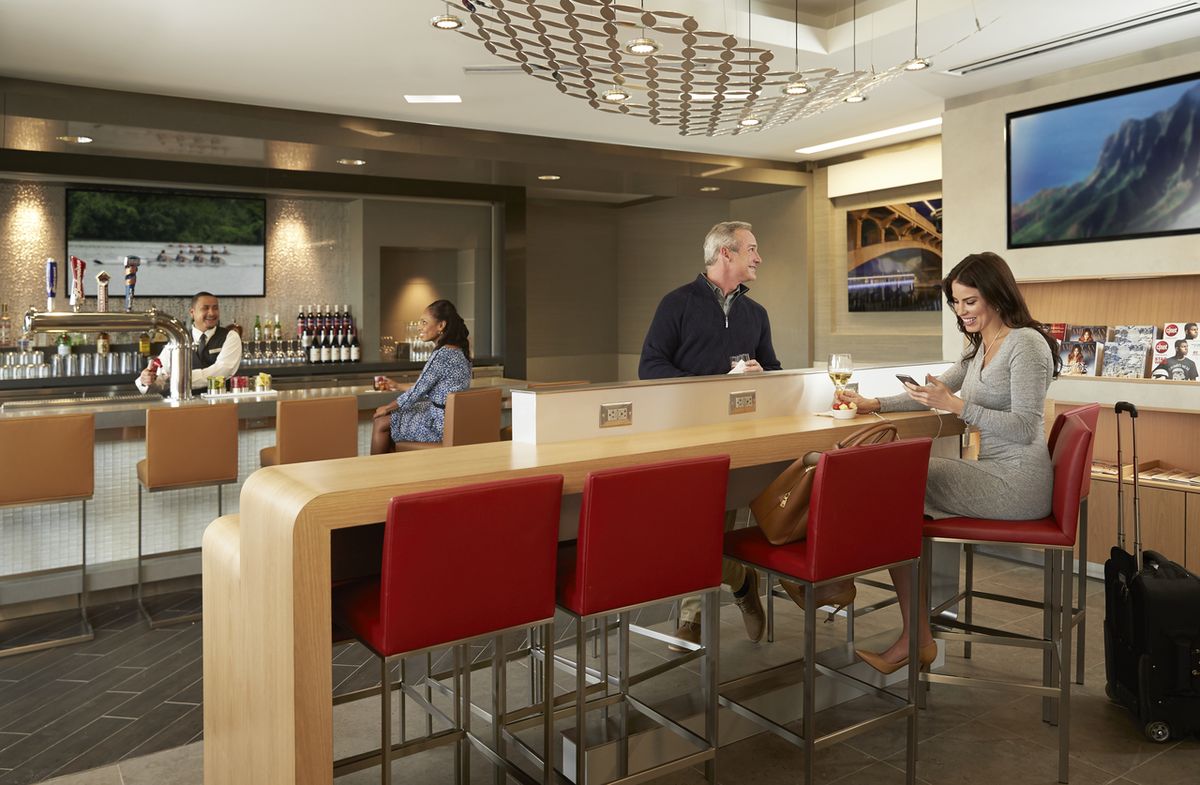 La red de Admirals Club de American Airlines alrededor del mundo brindan confort y relax a los clientes premium.