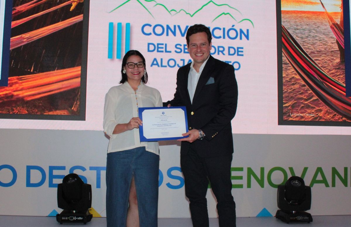 Natalia Bayona, directora ejecutiva de la Organización Mundial del Turismo y José Andrés Duarte García, presidente ejecutivo de Cotelco.
