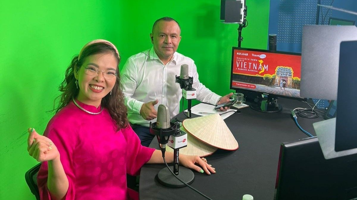 Gloria Bui, representante de Vietnam en Operadora Travel Shop; y Miguel Galicia, director general de Operadora Travel Shop.