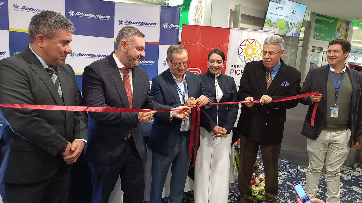 Corte simbólico de la cinta del vuelo de Aeroregional Quito-Lima.