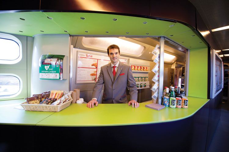 Propuestas de snack forman parte del inmejorable servicio a bordo. Se trata de un confortable vagón con múltiples y sabrosas opciones para desayunar o almorzar y cenar de forma liviana.