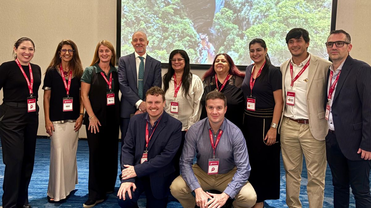 Equipo de Principios Tour Operator junto a los representantes de los destinos participantes en la capacitación para agentes de viajes.&nbsp;
