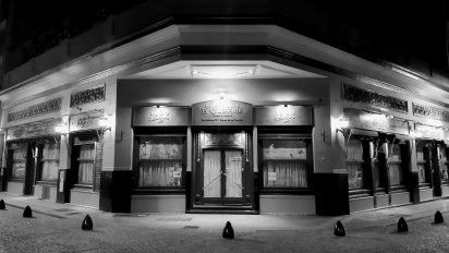 El lugar es uno de los bares notables de la Ciudad de Buenos Aires y edificio histórico.