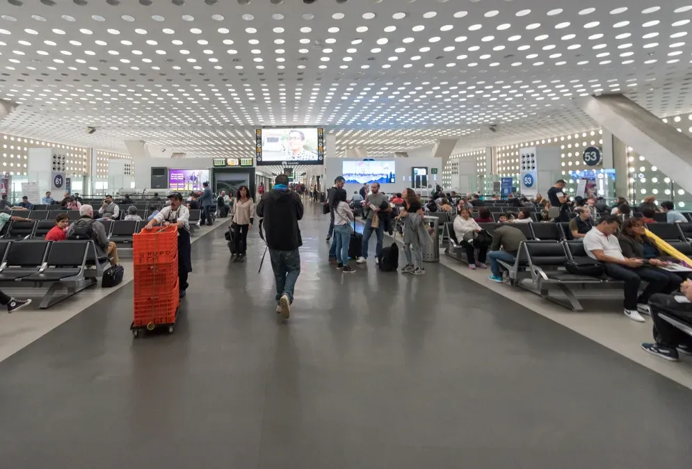 Las tarifas aeroportuarias son parte de los costos que cobran los aeropuertos a los usuarios, quienes, a trav&eacute;s de la TUA, cubren conceptos como el uso de las instalaciones, salas de espera y servicios de seguridad.