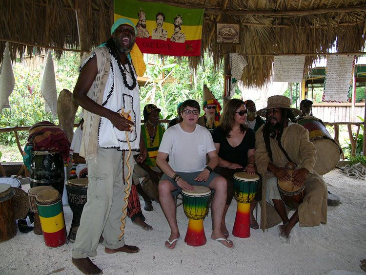 En la aldea rastafari los turistas interactúan con los integrantes de la comunidad, conociendo por dentro su cultura y filosofía.