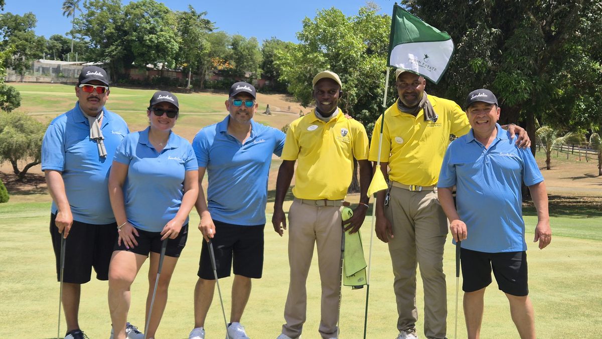 Equipo México en el 11° Torneo de Golf para Agentes de Viajes de América Latina de Sandals, conformado por:  Yassim Beyrut, Claudia Álvarez, Edgar López y David Naves Santamaría.