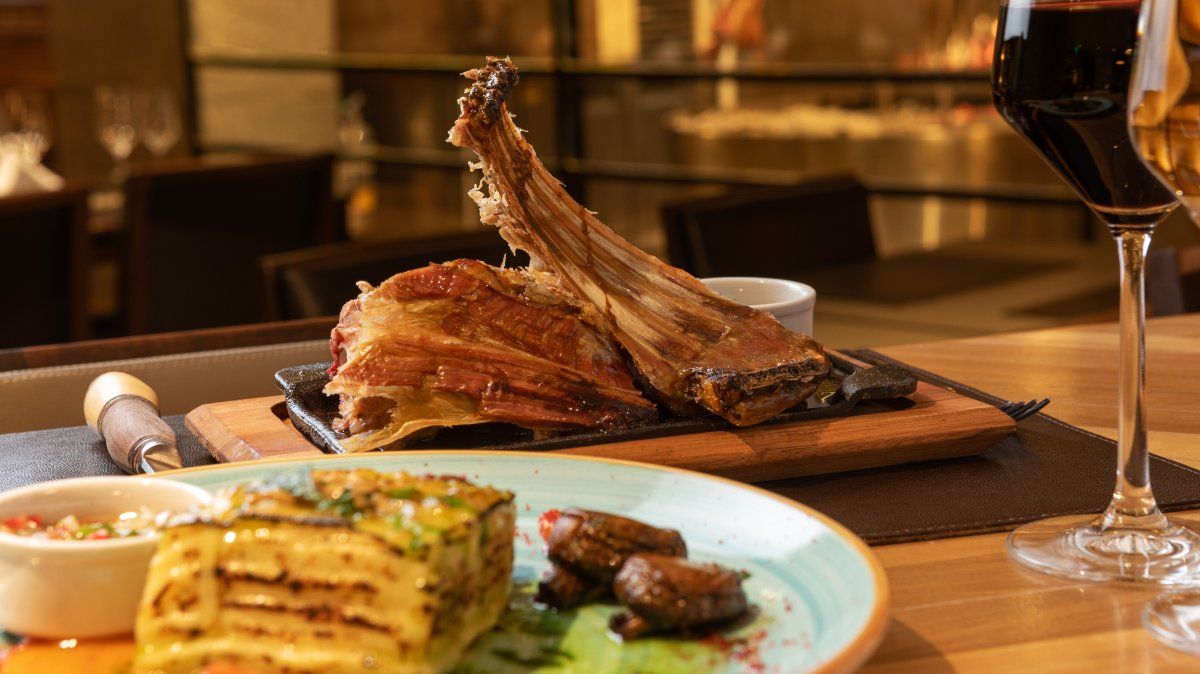 Vacaciones de invierno en Sheraton Bariloche Hotel: en el restaurante Brazarte se le rinde homenaje a los productos y las técnicas ancestrales de Patagonia. 