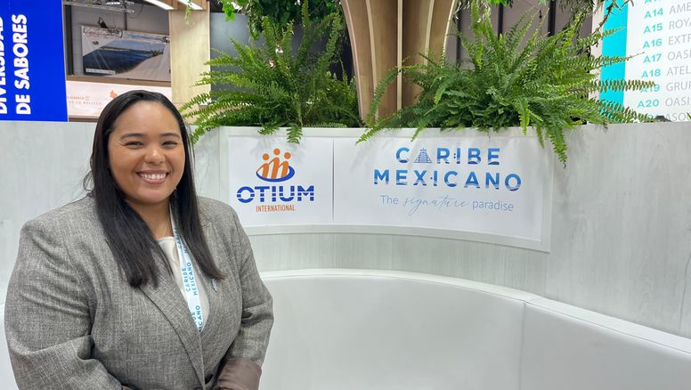 Arline María Barrot, directora comercial corporativa de Otium International en Fitur 2025.