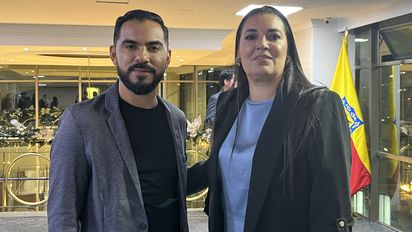 Andrés Arciniegas y Ginella Medina, directora comercial de EM Hotels, en el evento de fin de año de la cadena.