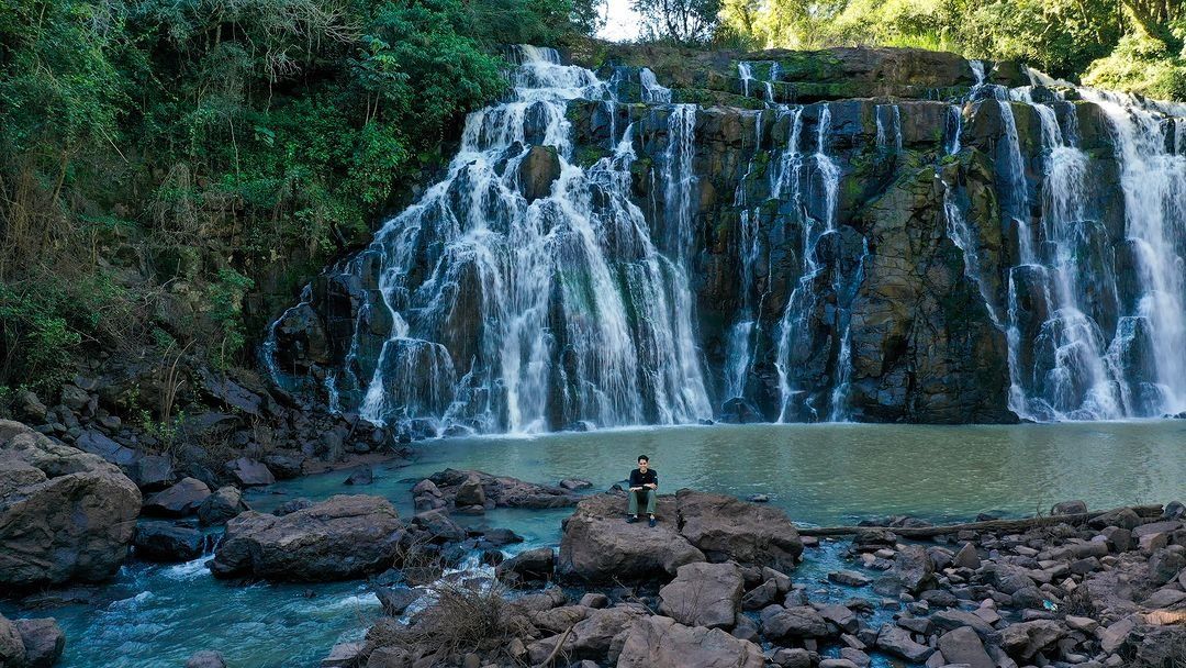 Escapadas en Misiones: la naturaleza del Salto Yasy invita a deleitarse en medio de la tranquilidad de un paisaje único.