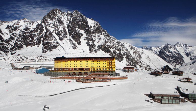 Centro Ski Portillo está ubicado a pocos minutos del Complejo Fronterizo Los Libertadores.