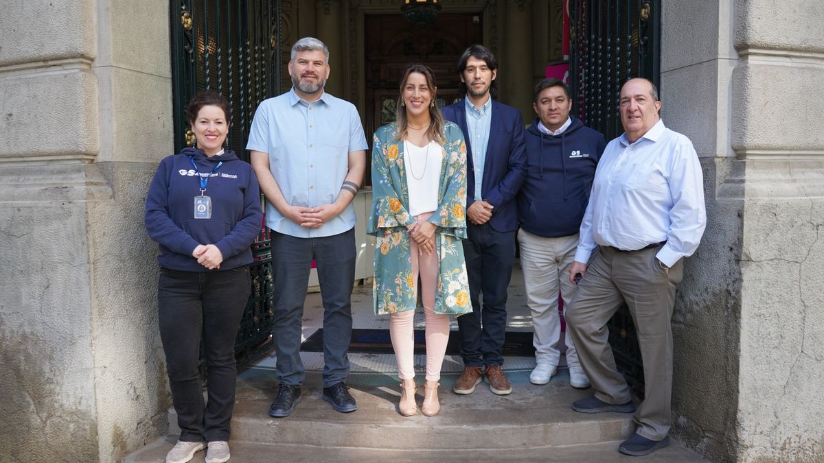 Nicole Sáez junto al gerente de Turismo de la Corporación, Felipe Vásquez, y su equipo; recibieron a Ladevi para una entrevista. 