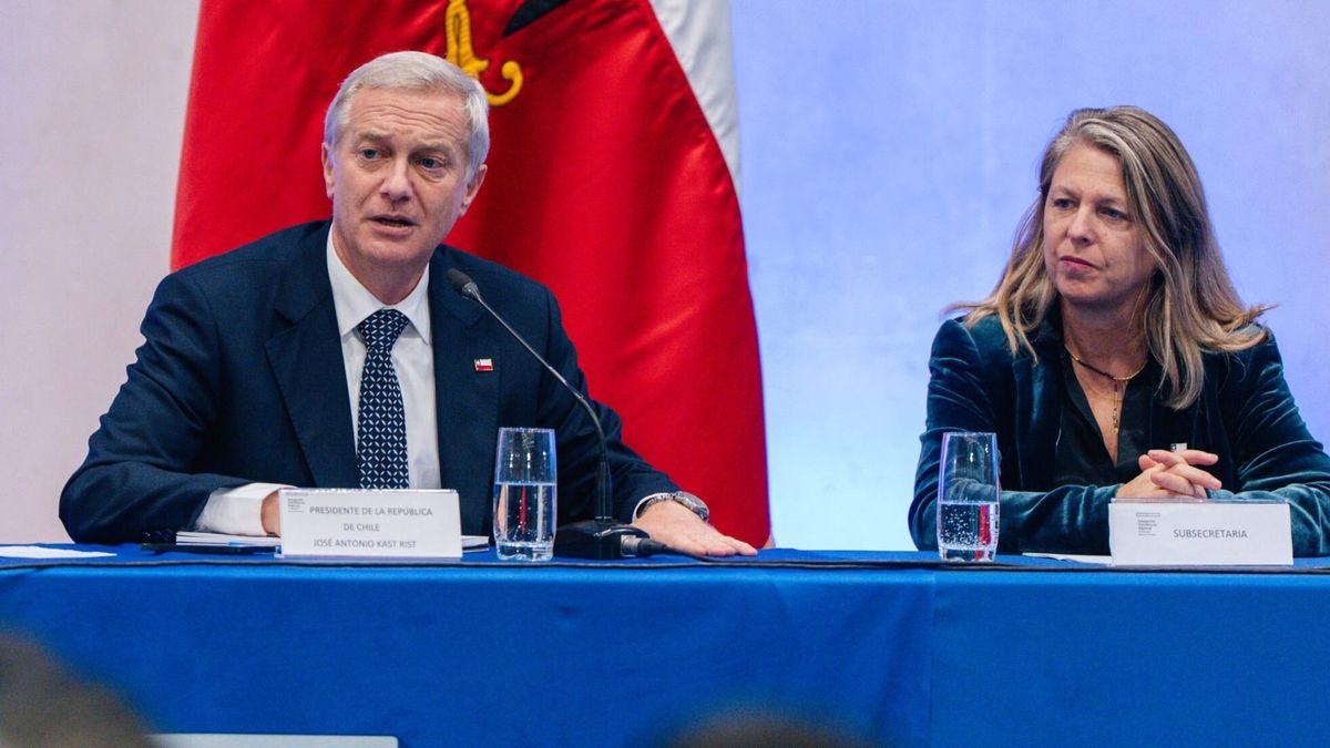 El presidente José Antonio Kast junto a la subsecretaria de Turismo, María Paz Lagos. 