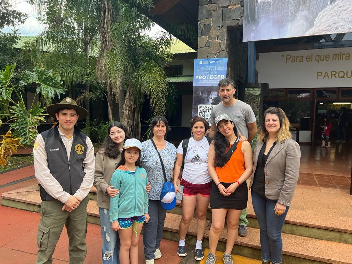 La familia Barreto fue recibida por los funcionarios de Misiones al ser la visita un millón en las Cataratas del Iguazú.