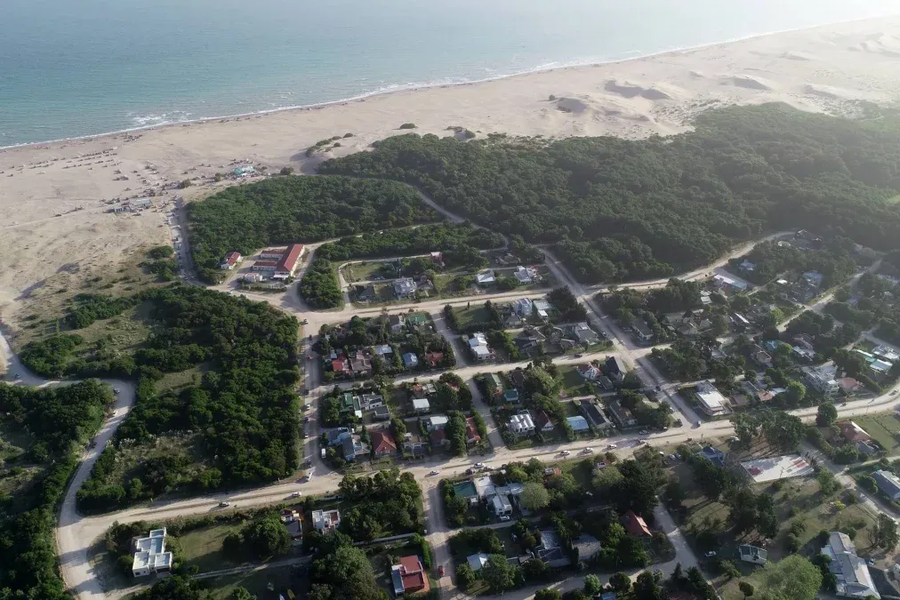 San Cayetano es un destino más que tranquilo y con una gran extensión de playa virgen. Descubrilo. 