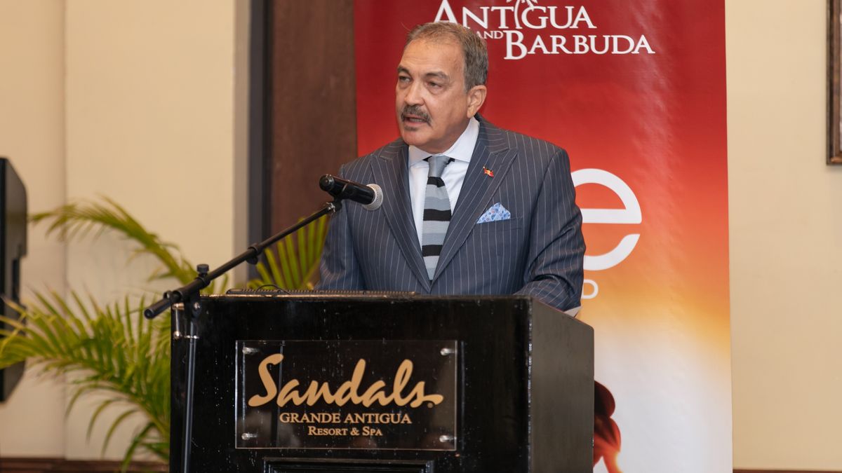 El ministro de Turismo de Antigua y Barbuda, Charles Fernandez, debatió sobre sostenibilidad en el Caribe.