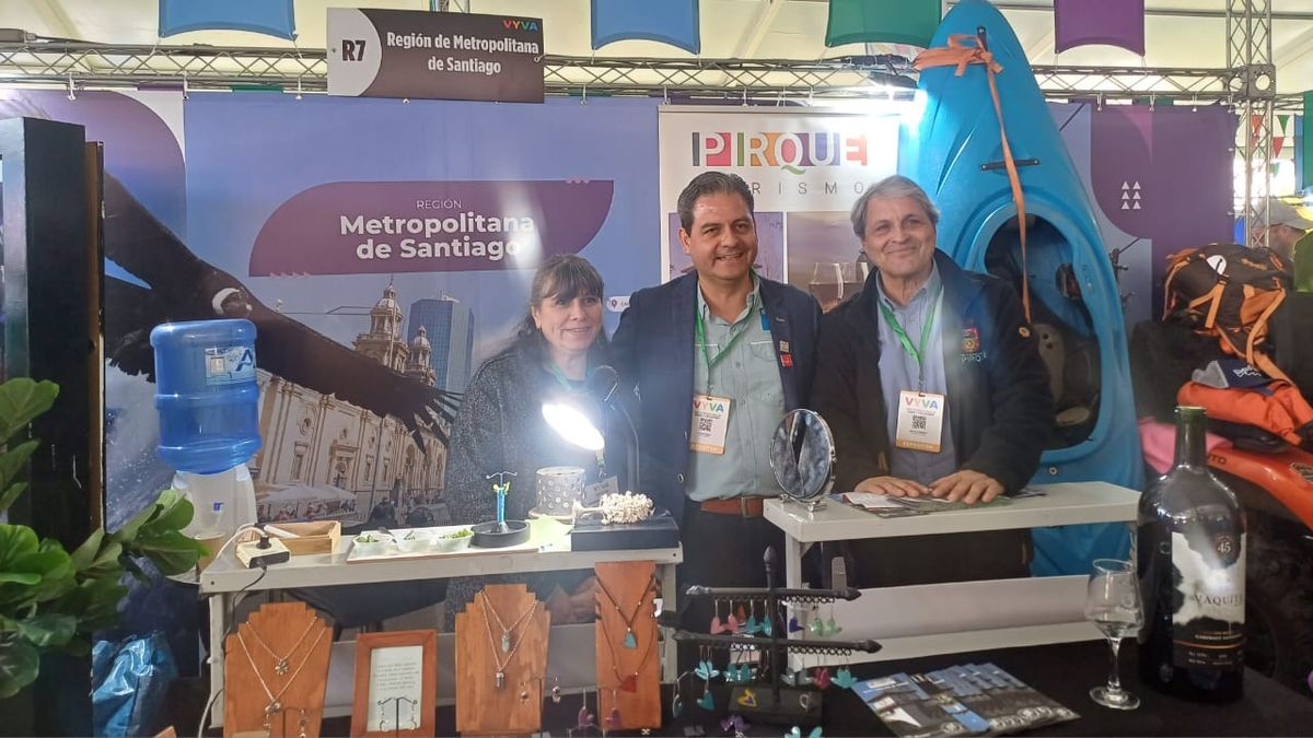 El director regional de Sernatur Metropolitana, Claudio Yáñez Salazar, junto a su equipo. 